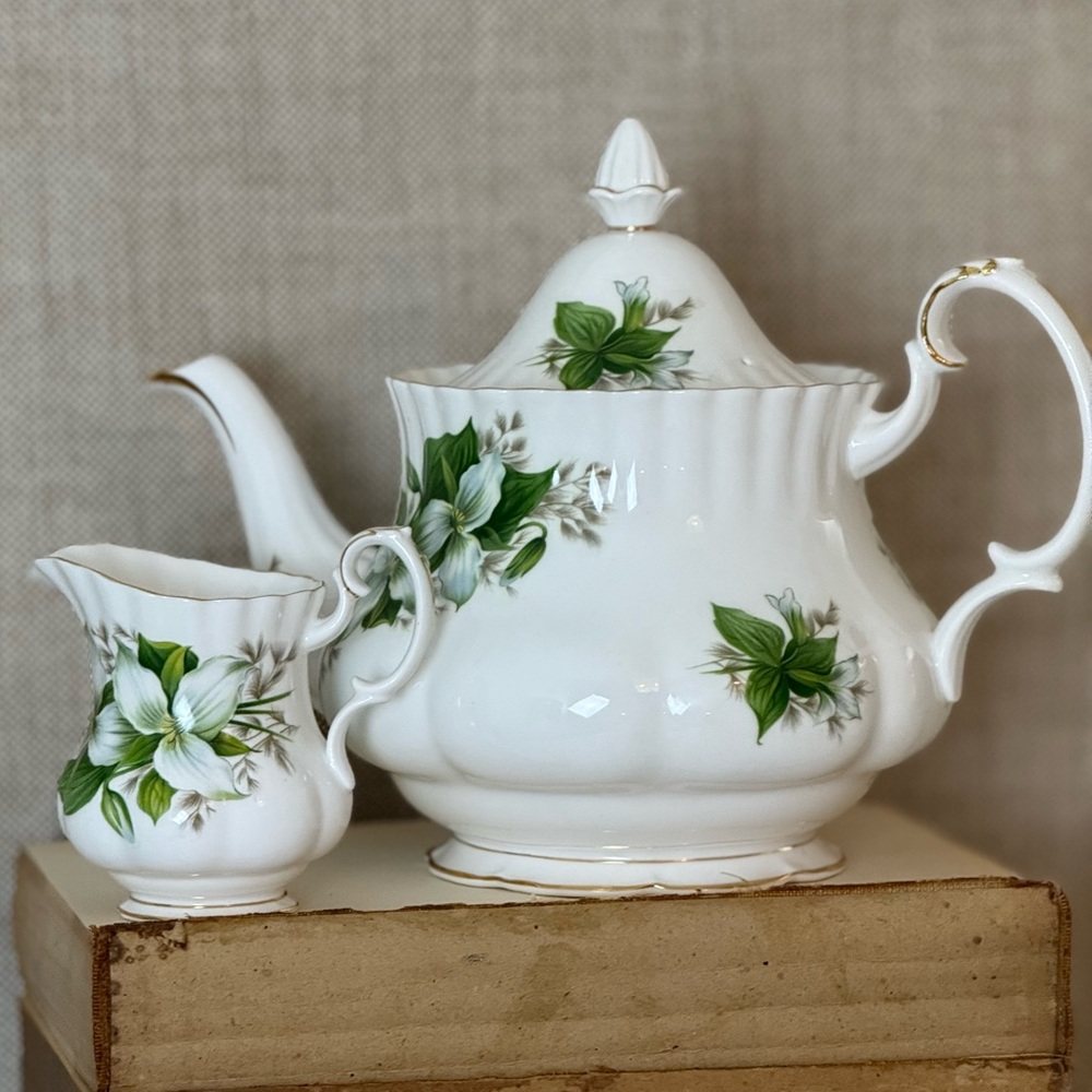 Royal Albert “Trillium” Teapot + Creamer Set – Bone China – Made in England
